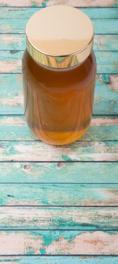 Uzun boylu kavanoz bal