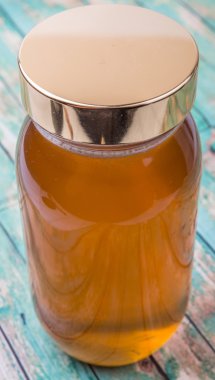 Uzun boylu kavanoz bal