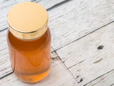 Uzun boylu kavanoz bal