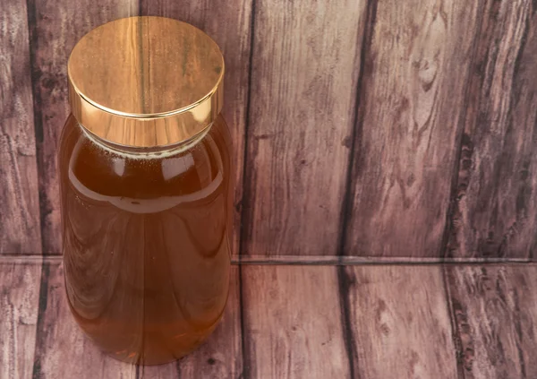 Uzun boylu kavanoz bal