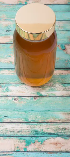 Uzun boylu kavanoz bal