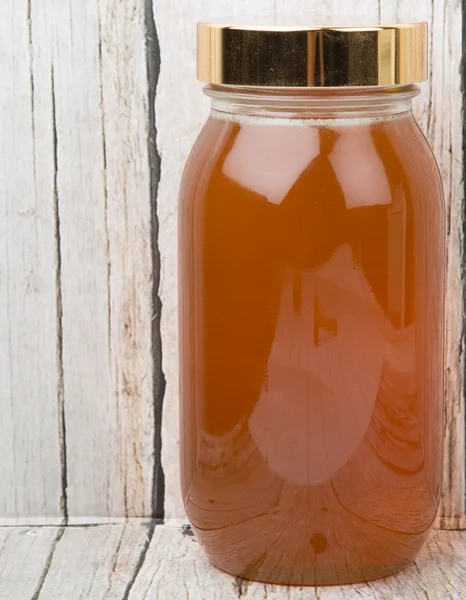 背の高い瓶の蜂蜜 — ストック写真