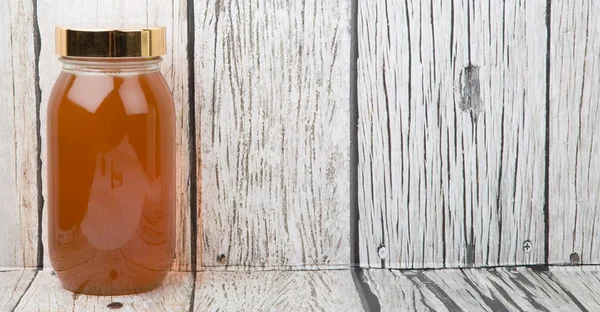 Uzun boylu kavanoz bal