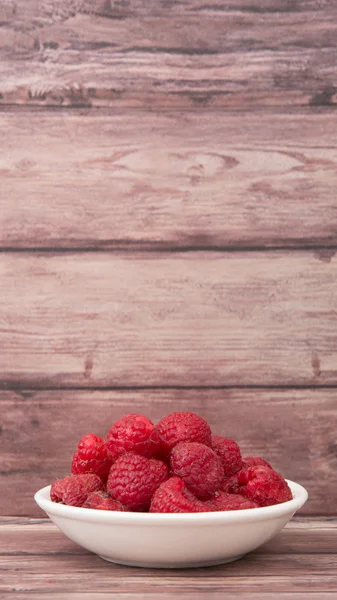 Himbeerfrucht in Schüssel — Stockfoto