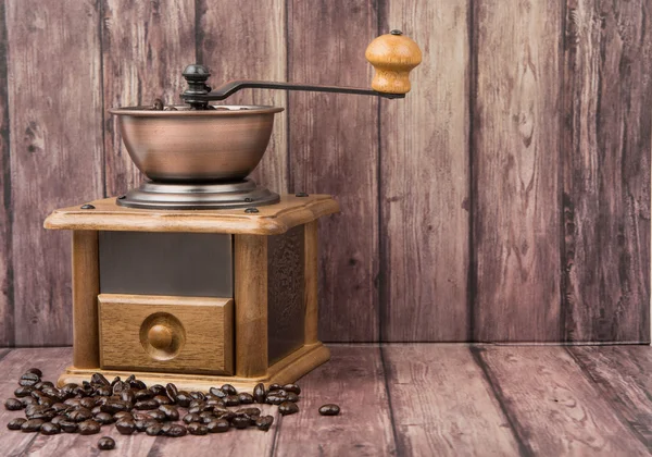 Grundstötning rostade kaffebönor — Stockfoto