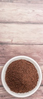 Çekilmiş kahve beyaz kase