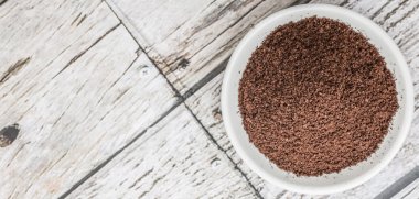 Çekilmiş kahve beyaz kase