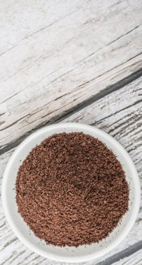 Çekilmiş kahve beyaz kase