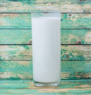 Bir bardak taze süt.