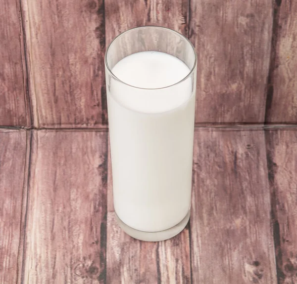 Un vaso de leche fresca — Foto de Stock