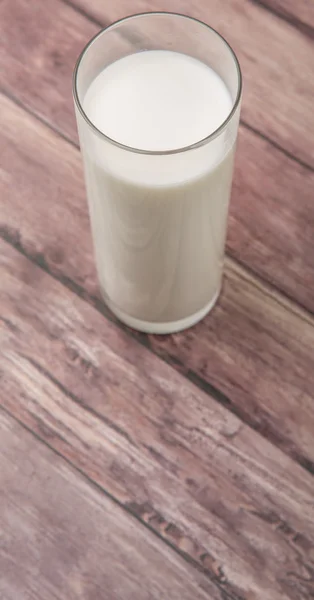 Um copo de leite fresco — Fotografia de Stock