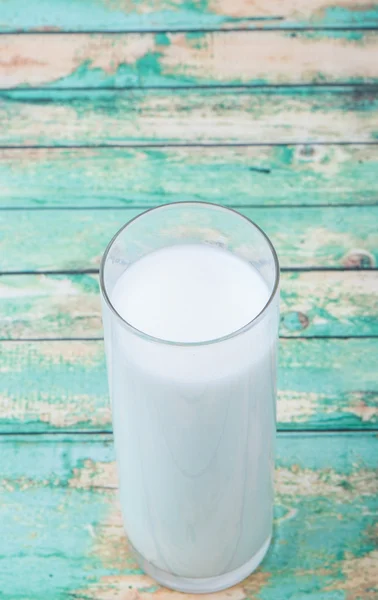 Een glas verse melk. — Stockfoto