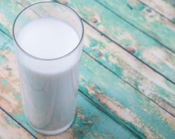 Een glas verse melk. — Stockfoto