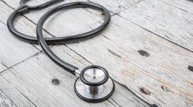 Sağlık stetoskop ahşap arka plan