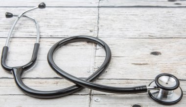 Sağlık stetoskop ahşap arka plan