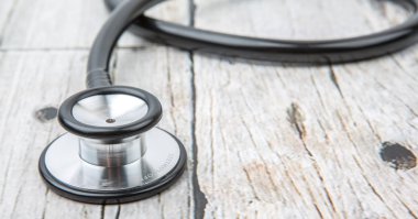 Sağlık stetoskop ahşap arka plan