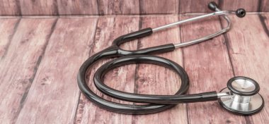 Sağlık stetoskop ahşap arka plan