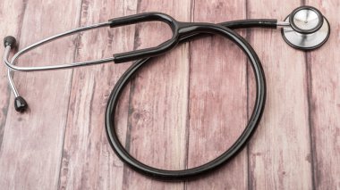Sağlık stetoskop ahşap arka plan