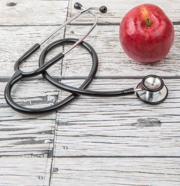 Steteskop ve elma meyve