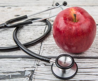 Steteskop ve elma meyve