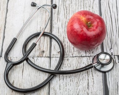 Steteskop ve elma meyve
