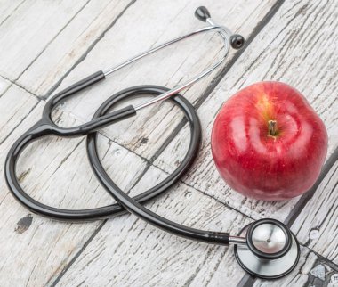 Steteskop ve elma meyve