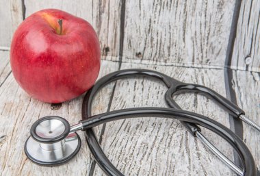 Steteskop ve elma meyve