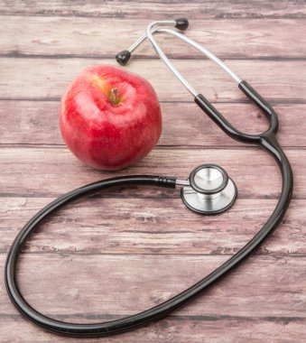 Steteskop ve elma meyve