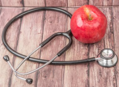 Steteskop ve elma meyve