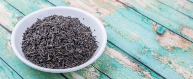 Kurutulmuş siyah çay yaprakları.