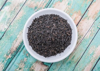 Kurutulmuş siyah çay yaprakları.