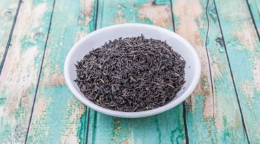 Kurutulmuş siyah çay yaprakları.