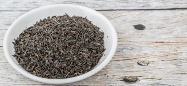 Kurutulmuş siyah çay yaprakları.
