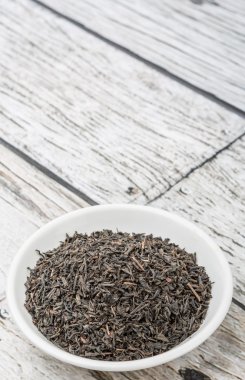 Kurutulmuş siyah çay yaprakları.