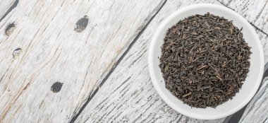 Kurutulmuş siyah çay yaprakları.
