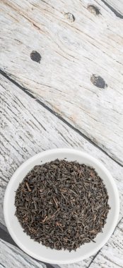 Kurutulmuş siyah çay yaprakları.