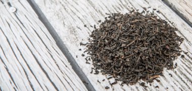 Kurutulmuş siyah çay yaprakları.