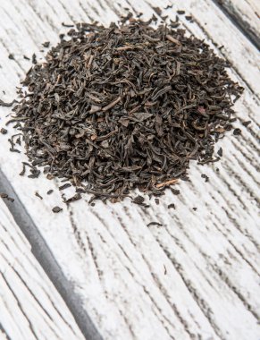 Kurutulmuş siyah çay yaprakları.