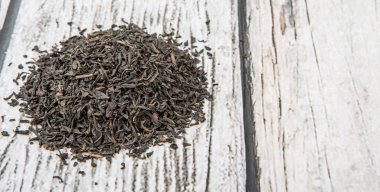 Kurutulmuş siyah çay yaprakları.