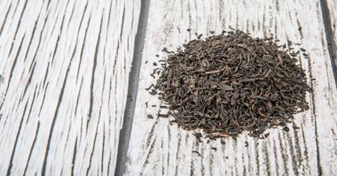 Kurutulmuş siyah çay yaprakları.