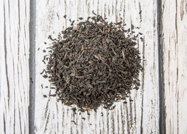 Kurutulmuş siyah çay yaprakları.