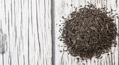 Kurutulmuş siyah çay yaprakları.