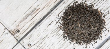 Kurutulmuş siyah çay yaprakları.