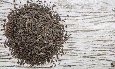 Kurutulmuş siyah çay yaprakları.