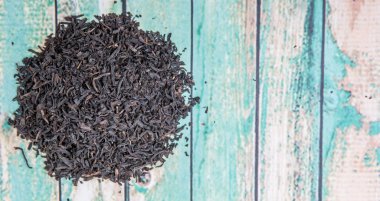 Kurutulmuş siyah çay yaprakları.