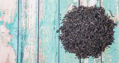 Kurutulmuş siyah çay yaprakları.