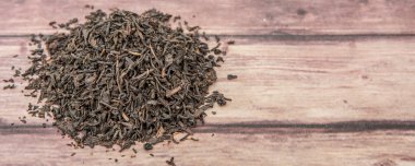 Kurutulmuş siyah çay yaprakları.