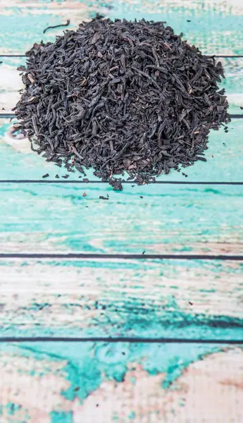 Сушеные чёрные чайные листья — стоковое фото