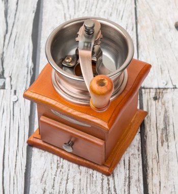 Kahve değirmeni ahşap arka plan