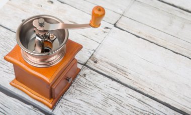 Kahve değirmeni ahşap arka plan